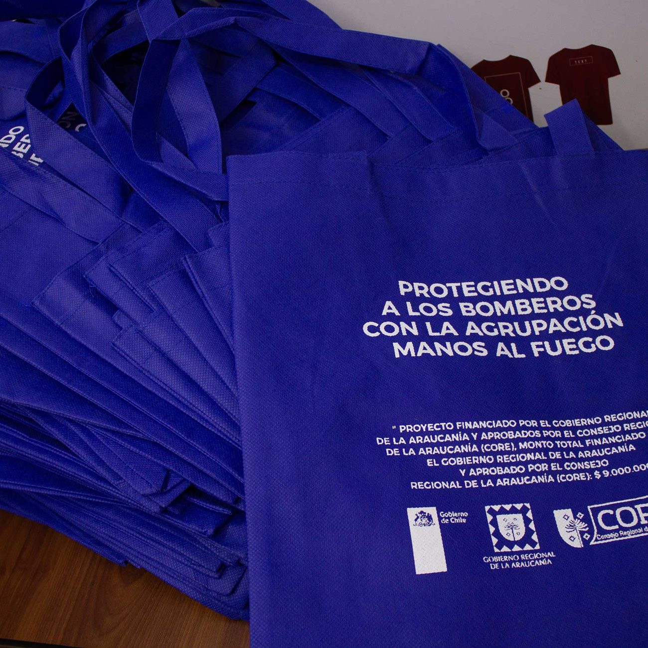 Producción de bolsas TNT azules en serie