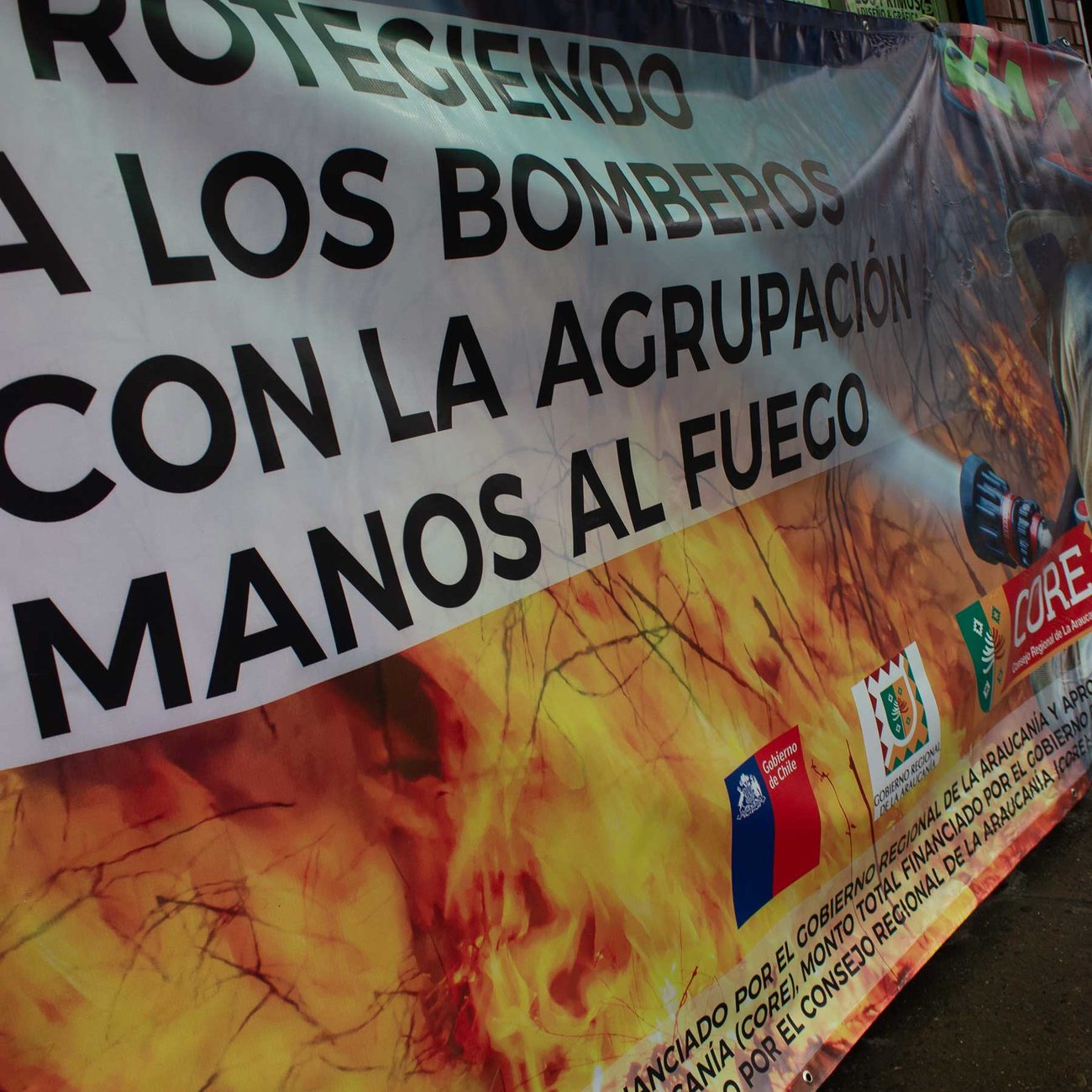 Poleras estampadas de la campaña Manos al Fuego
