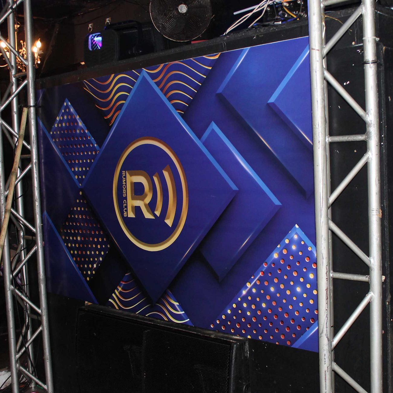 Interior de tienda Rumors con gráfica aplicada