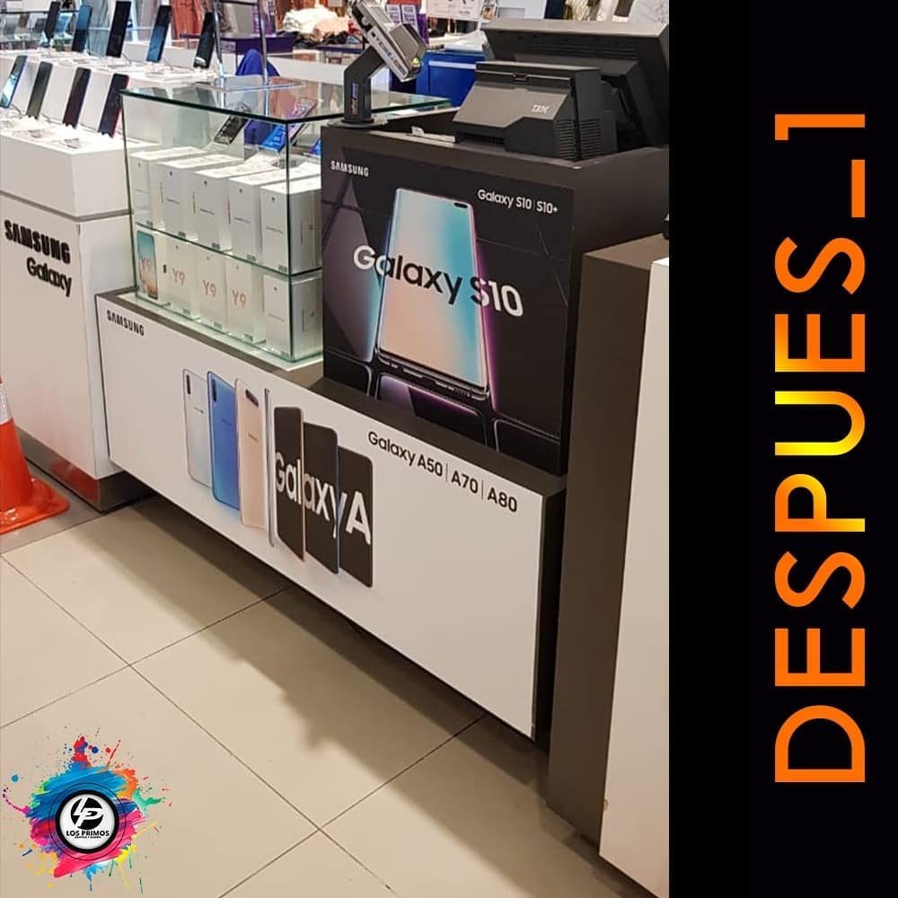 Mesón de tienda con gráfica Samsung terminada