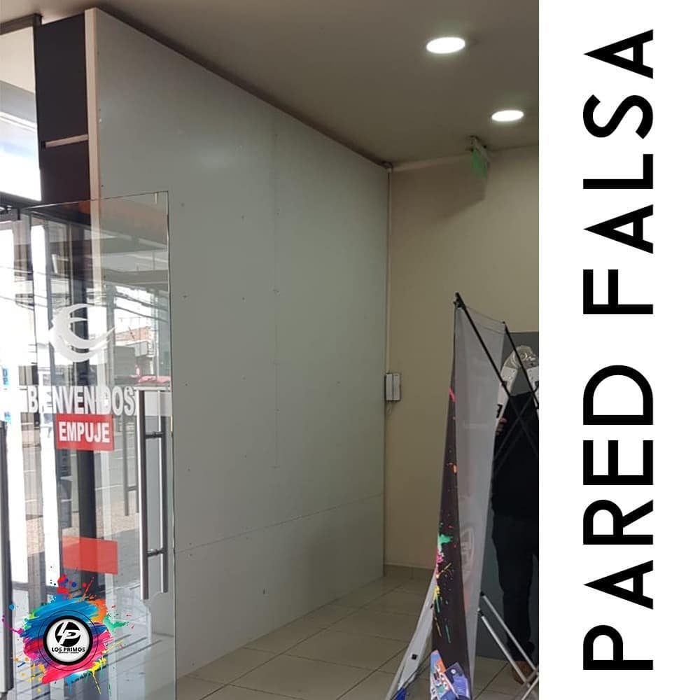 Construcción de pared falsa para soporte gráfico
