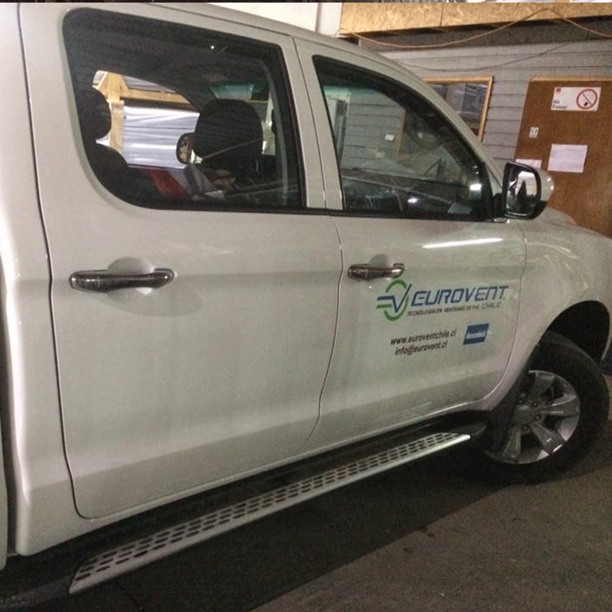 Camioneta blanca con logo corporativo aplicado