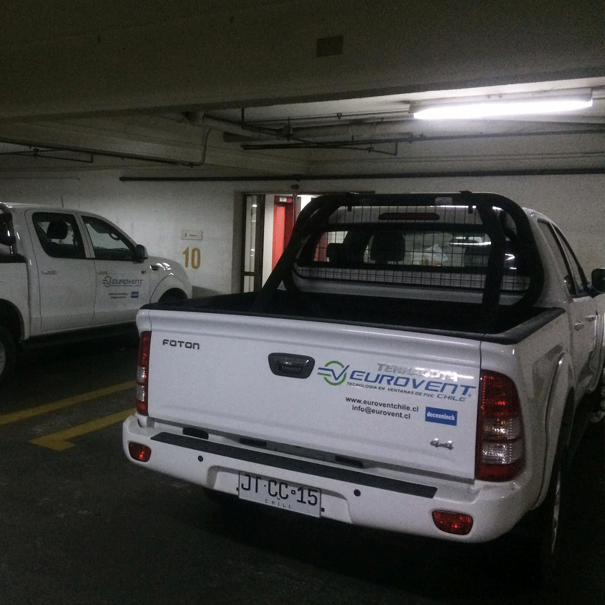 Camioneta con ploteo trasero